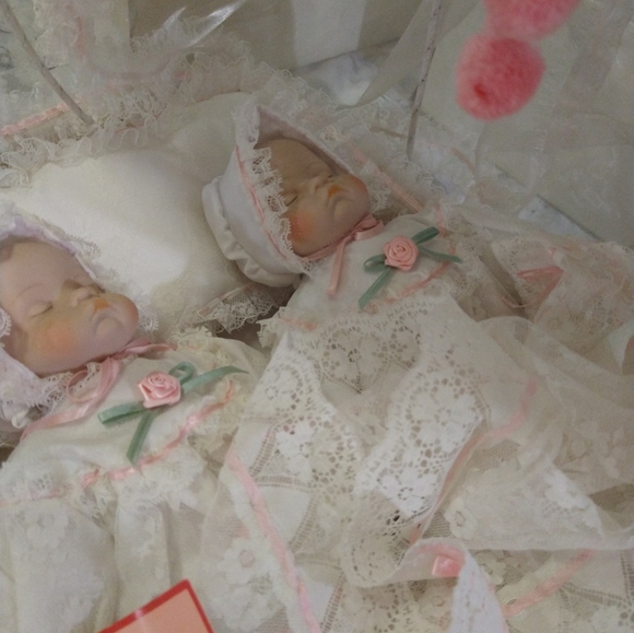 Megan and Melony twin porcelain doll set vintage - Picture 6 of 17